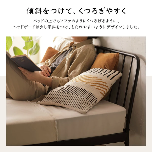ベッドの上でもソファのようにくつろげるように 、 ヘッドボードは少し傾斜をつけ 、 もたれやすいようにデザインしました。