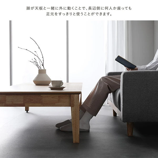 脚が天板と一緒に外に動くことで 、 長辺側に何人か座っても足元をすっきりと使うことができます。