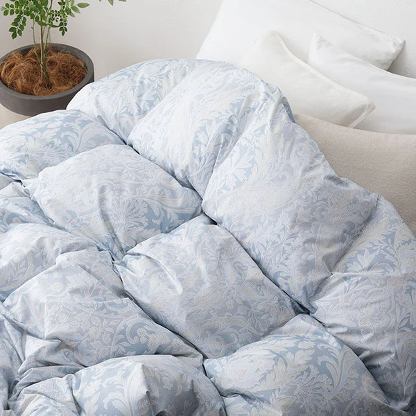 軽く暖かな掛け心地で 、 吸放湿性もあるので 、 ムレにくくなっています。