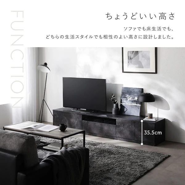 ソファでも床生活でも 、 どちらの生活スタイルでも相性のよい高さに設計しました。